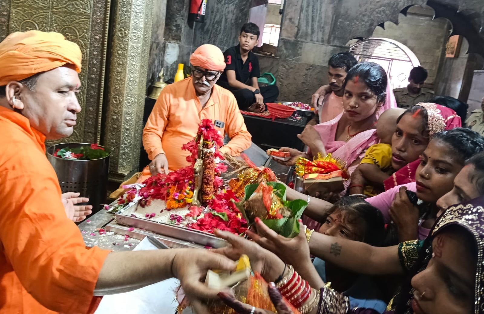 फोटो-25-बलरामपुर के देवीपाटन मंदिर में पूजा अर्चना के लिए कतारबद्ध खड़े श्रद्धालु ।-संवाद फोटो-25-बलरामपुर के देवीपाटन मंदिर में पूजा अर्चना के लिए कतारबद्ध खड़े श्रद्धालु ।-संवाद