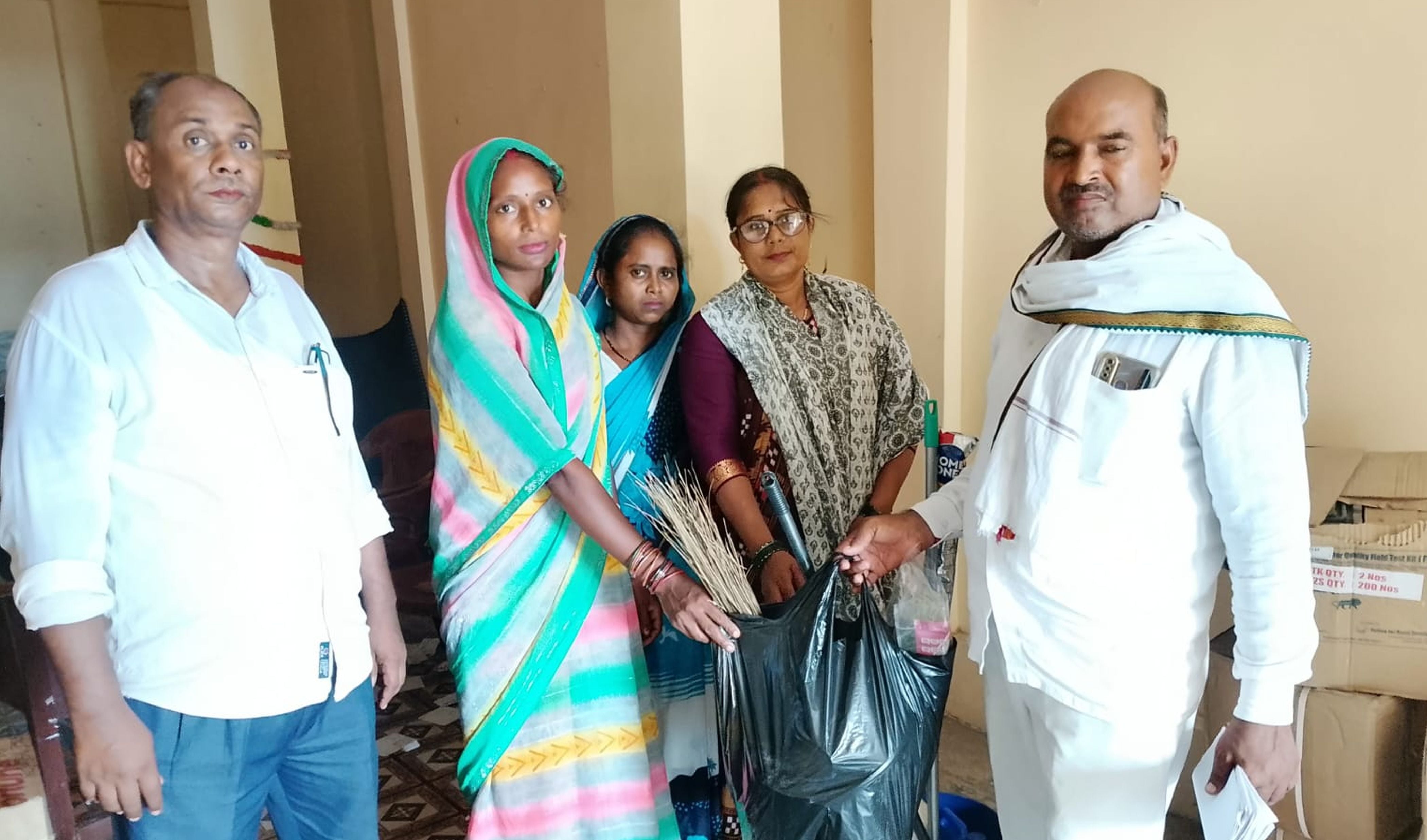 फोटो-25- ग्राम प्रधान बहलौलपुर एलाई को स्वच्छता उत्पादों को देती समूह की महिलाएं। संवाद फोटो-25- ग्राम प्रधान बहलौलपुर एलाई को स्वच्छता उत्पादों को देती समूह की महिलाएं। संवाद