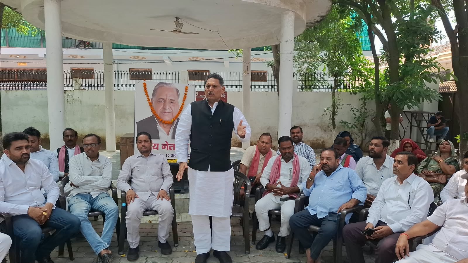 फोटो :25: नेताजी मुलायम सिंह के चित्र पर पुष्प अर्पित करते सपा के पदाधिकारी व कार्यकर्ता। स्रोत फोटो :25: नेताजी मुलायम सिंह के चित्र पर पुष्प अर्पित करते सपा के पदाधिकारी व कार्यकर्ता। स्रोत