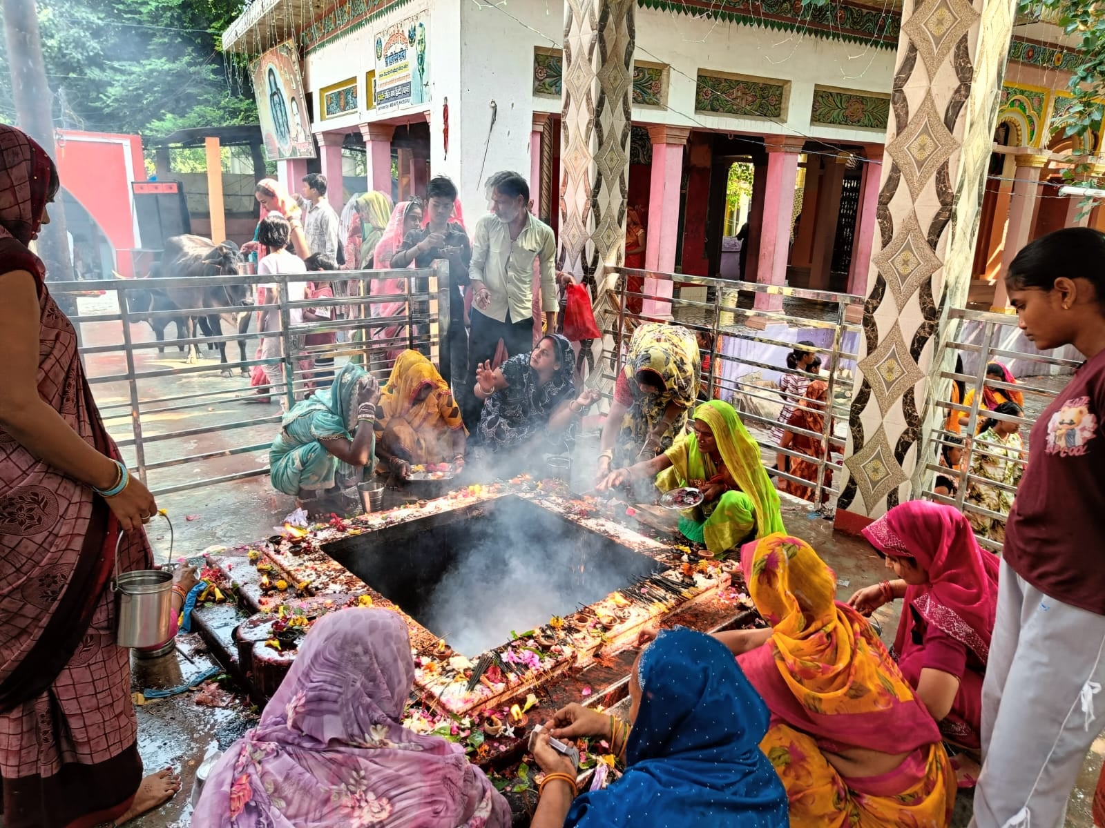फोटो- 4-छावनी रोड चौराहे पर भक्तों ने रखी मां दुर्गा की आकर्षक प्रतिमा। संवाद फोटो- 4-छावनी रोड चौराहे पर भक्तों ने रखी मां दुर्गा की आकर्षक प्रतिमा। संवाद