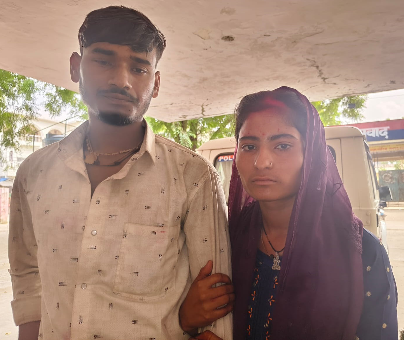 फोटो :43: मोबाइल टॉवर पर चढ़ी प्रेमिका के साथ युवक। वीडियो ग्रैब