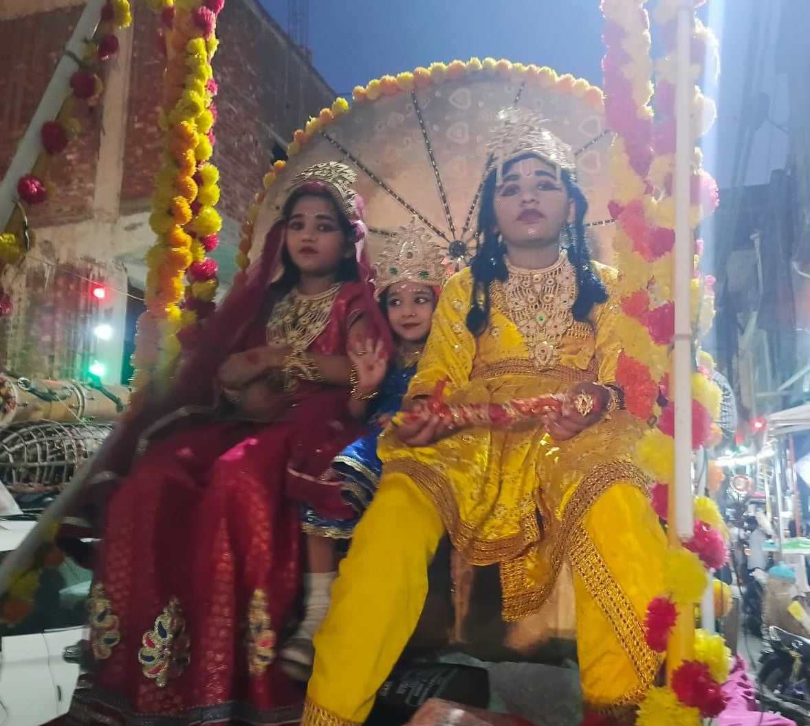फोटो 47 - कासगंज शहर में निकाली गई अग्रसेन शोभा यात्रा का रथ उठाकर शुभारंभ करते मुख्य अतिथि एव फोटो 47 - कासगंज शहर में निकाली गई अग्रसेन शोभा यात्रा का रथ उठाकर शुभारंभ करते मुख्य अतिथि एव
