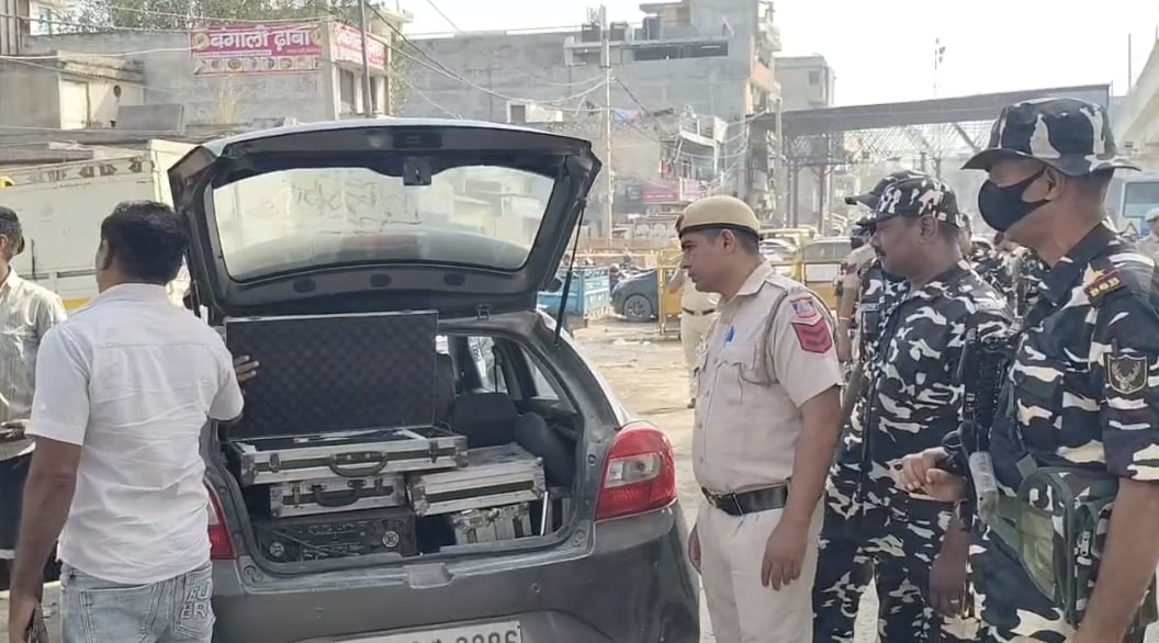 -फोटो 51 : दिल्ली के टिकरी बॉर्डर बॉर्डर पर तैनात पुलिस और सीआरपीएफ के जवान। संवाद -फोटो 51 : दिल्ली के टिकरी बॉर्डर बॉर्डर पर तैनात पुलिस और सीआरपीएफ के जवान। संवाद