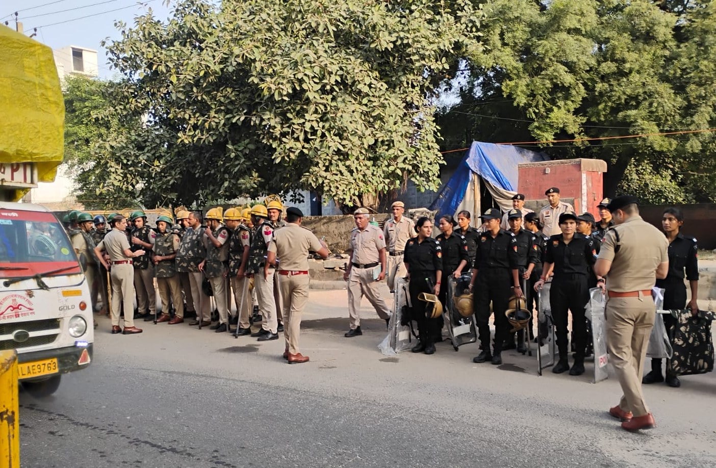 -फोटो 51 : दिल्ली के टिकरी बॉर्डर बॉर्डर पर तैनात पुलिस और सीआरपीएफ के जवान। संवाद -फोटो 51 : दिल्ली के टिकरी बॉर्डर बॉर्डर पर तैनात पुलिस और सीआरपीएफ के जवान। संवाद