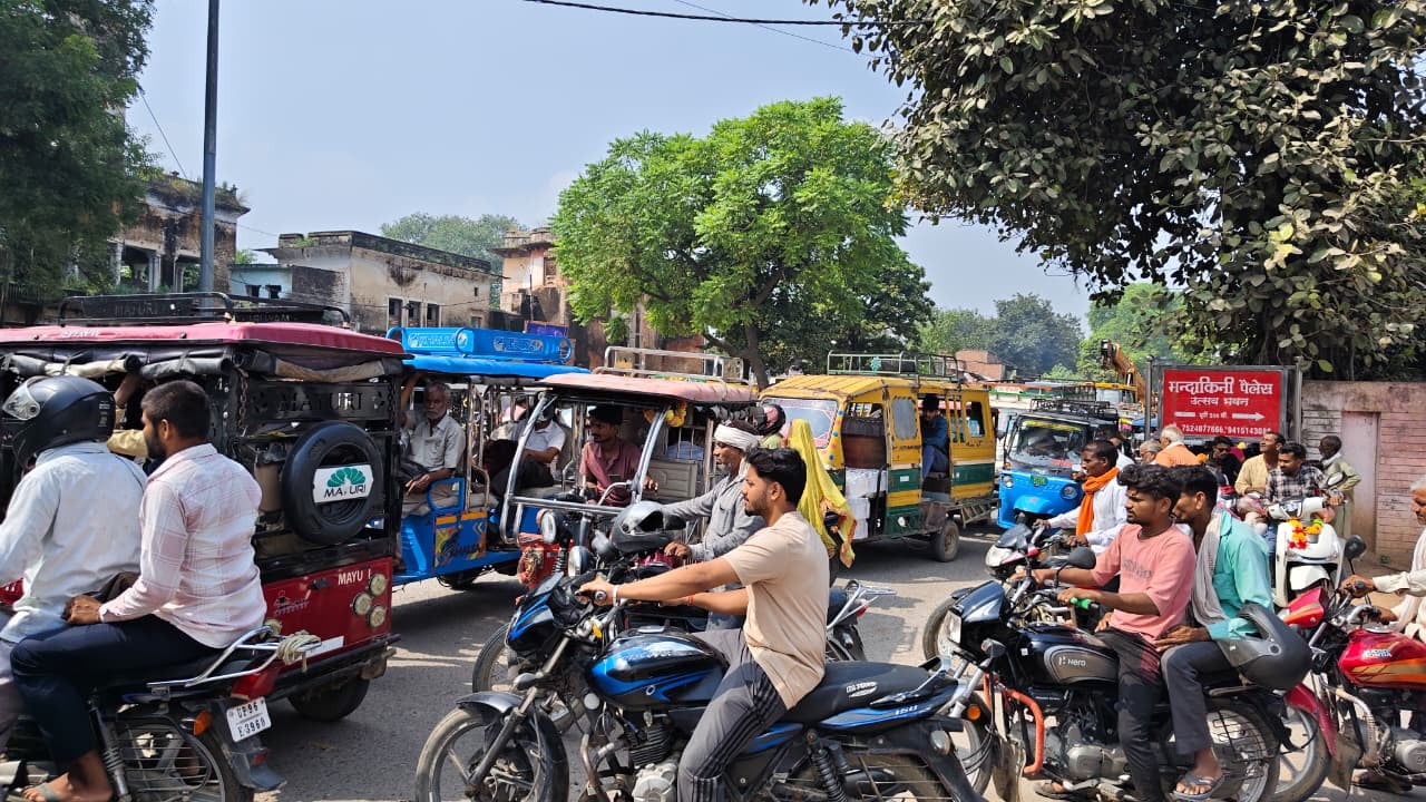 फोटो न- 10 सीकेटीपी 16 रामघाट पर मंदाकिनी नदी में डुबकी लगाते श्रद्धालु। संवाद फोटो न- 10 सीकेटीपी 16 रामघाट पर मंदाकिनी नदी में डुबकी लगाते श्रद्धालु। संवाद