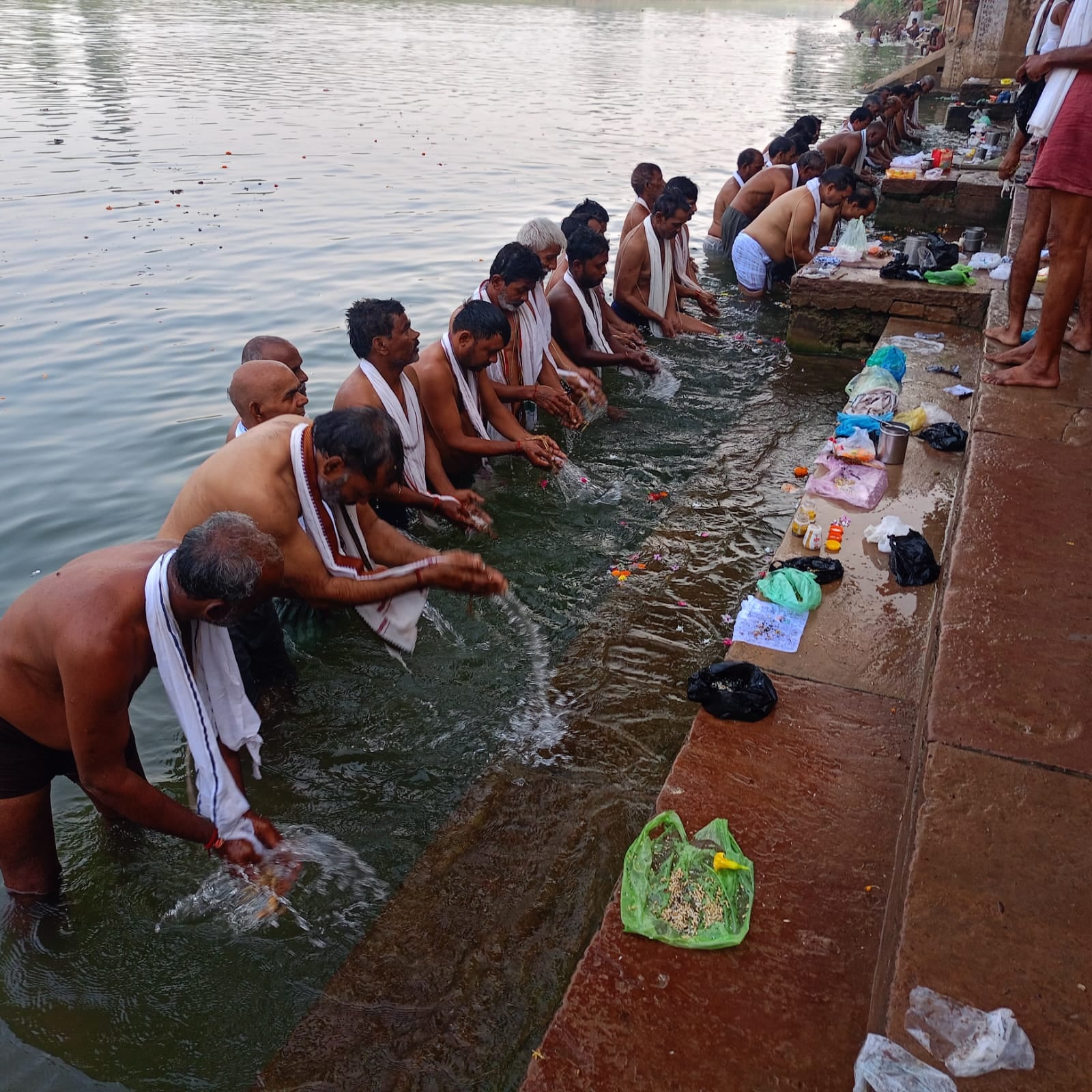 फोटो न- 10 सीकेटीपी 16 रामघाट पर मंदाकिनी नदी में डुबकी लगाते श्रद्धालु। संवाद फोटो न- 10 सीकेटीपी 16 रामघाट पर मंदाकिनी नदी में डुबकी लगाते श्रद्धालु। संवाद