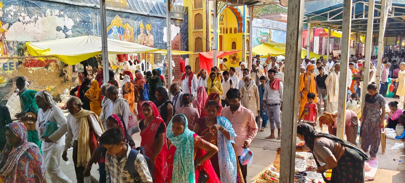 फोटो न- 10 सीकेटीपी 16 रामघाट पर मंदाकिनी नदी में डुबकी लगाते श्रद्धालु। संवाद फोटो न- 10 सीकेटीपी 16 रामघाट पर मंदाकिनी नदी में डुबकी लगाते श्रद्धालु। संवाद