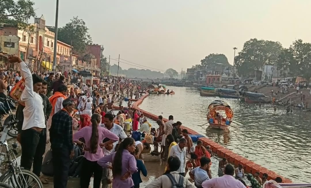 फोटो न- 10 सीकेटीपी 16 रामघाट पर मंदाकिनी नदी में डुबकी लगाते श्रद्धालु। संवाद फोटो न- 10 सीकेटीपी 16 रामघाट पर मंदाकिनी नदी में डुबकी लगाते श्रद्धालु। संवाद