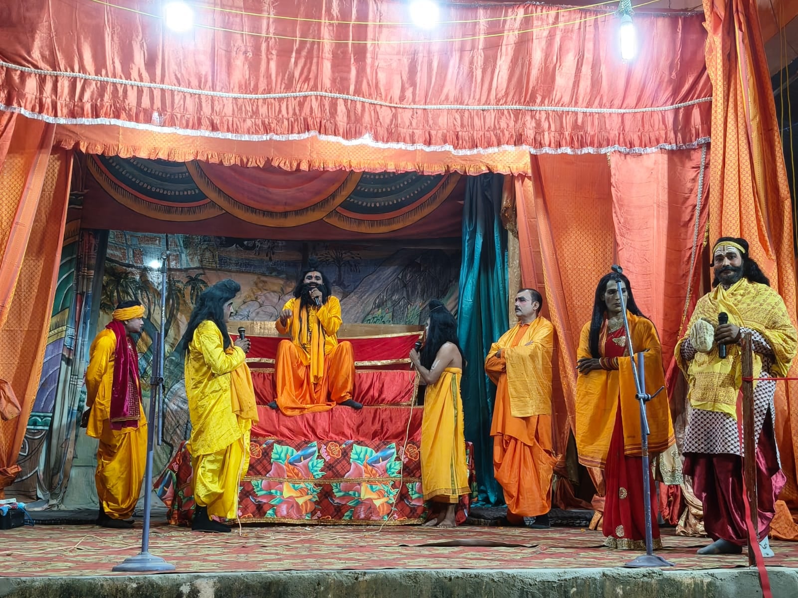 फोटो न- 11 सीकेटीपी 14 बारात में रथ पर सवार श्रीराम व माता सीता का स्वागत करता श्रद्धालु। स्रोत फोटो न- 11 सीकेटीपी 14 बारात में रथ पर सवार श्रीराम व माता सीता का स्वागत करता श्रद्धालु। स्रोत
