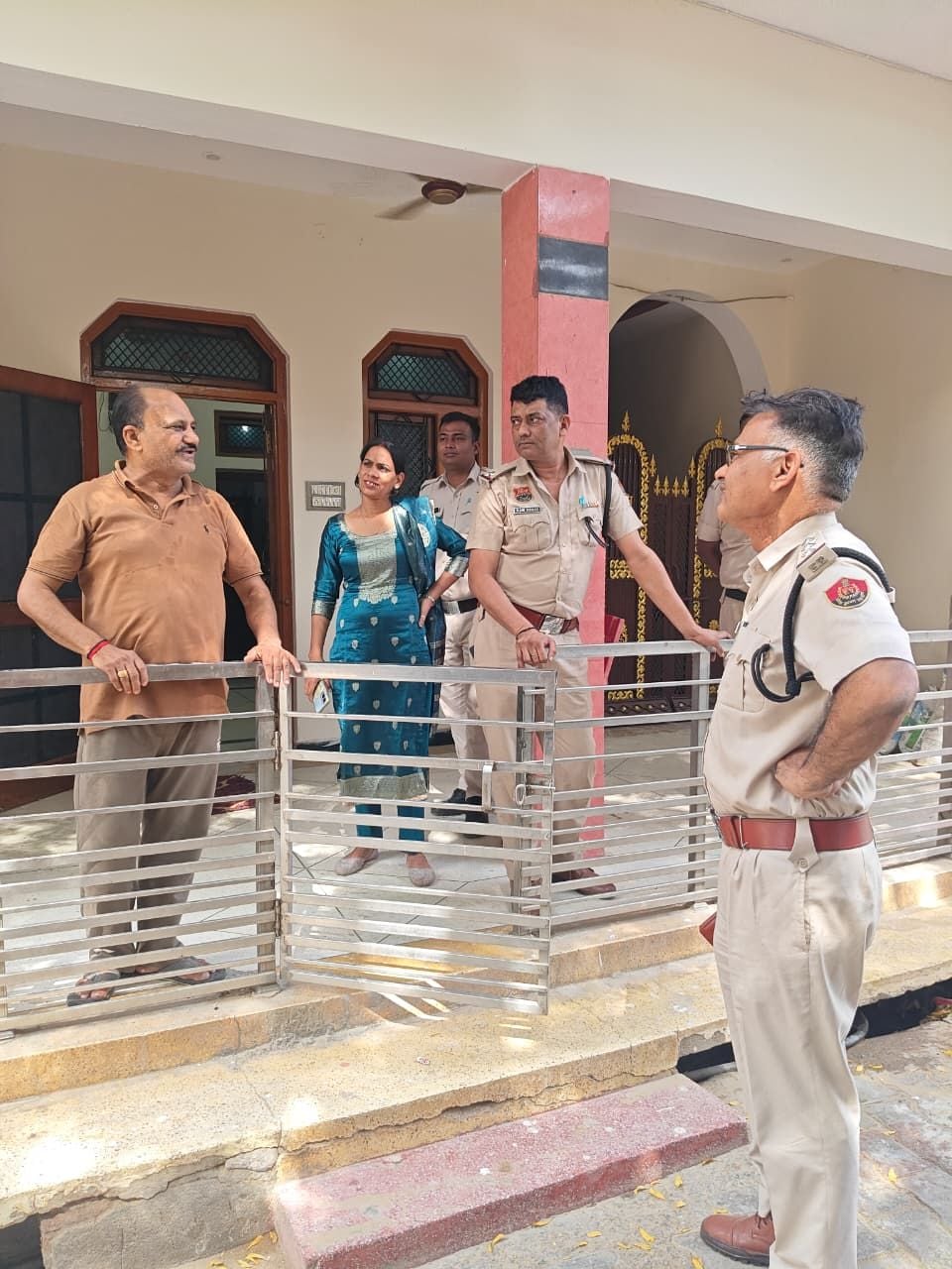 फोटो संख्या:56- कांग्रेस जिला अध्यक्ष सतबीर झुकिया के आवास पर तैनात पुलिस--संवाद फोटो संख्या:56- कांग्रेस जिला अध्यक्ष सतबीर झुकिया के आवास पर तैनात पुलिस--संवाद