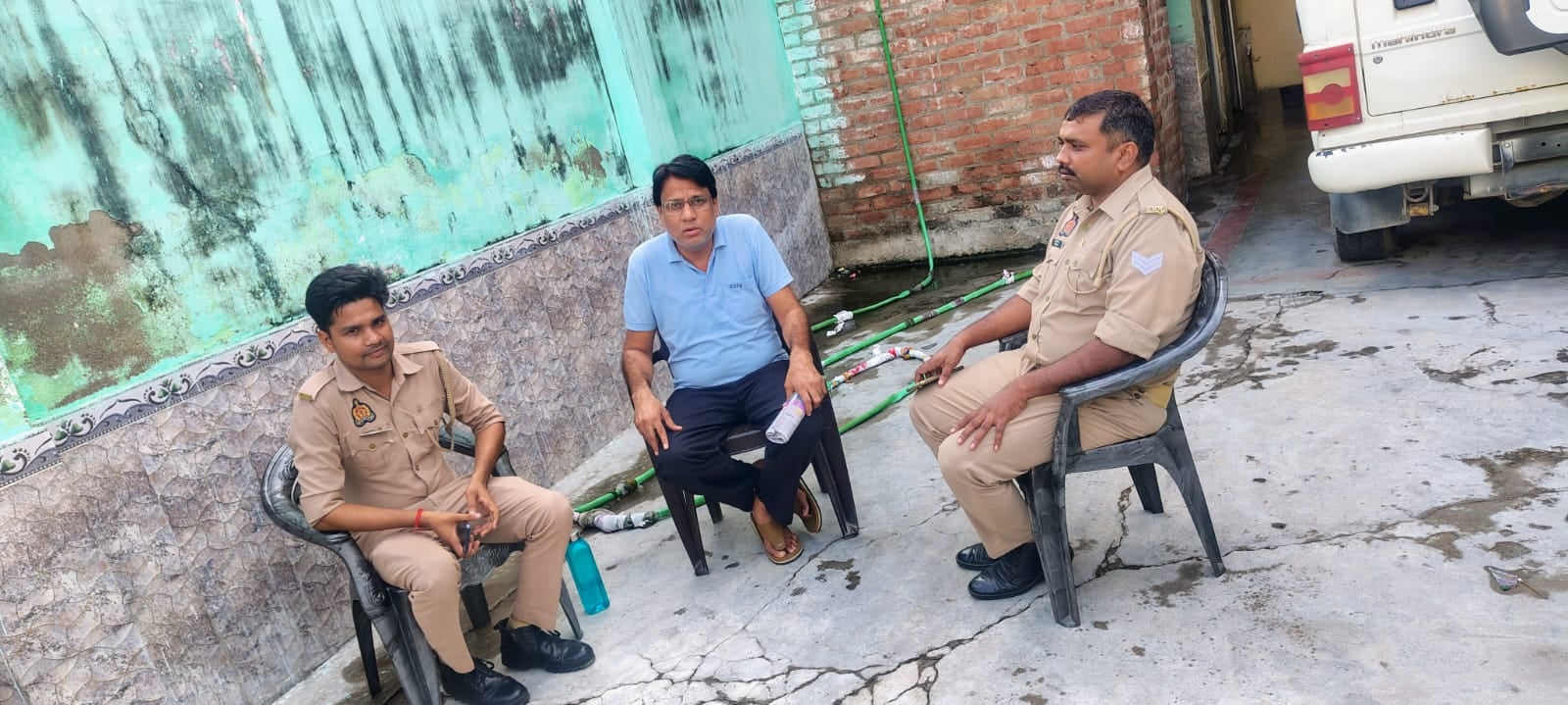 फोटो11एचएएमपी 10- कांग्रेस नेता के आवास पर बैठी पुलिस। स्रोत: स्वयं फोटो11एचएएमपी 10- कांग्रेस नेता के आवास पर बैठी पुलिस। स्रोत: स्वयं
