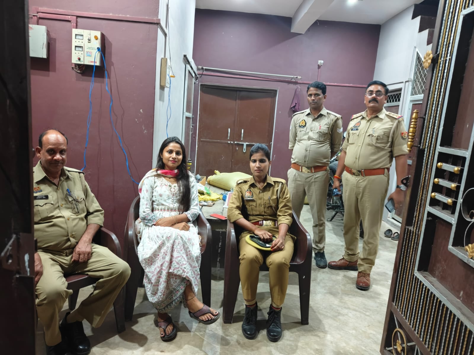 फोटो11एचएएमपी 10- कांग्रेस नेता के आवास पर बैठी पुलिस। स्रोत: स्वयं फोटो11एचएएमपी 10- कांग्रेस नेता के आवास पर बैठी पुलिस। स्रोत: स्वयं