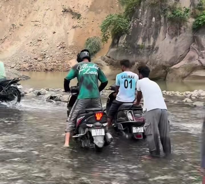 गुलरिया में नाहन-कौलावालाभूड़ सड़क बहाली की मांग को लेकर पंचायत प्रधान व स्थानीय लोग। स्रोत : 
