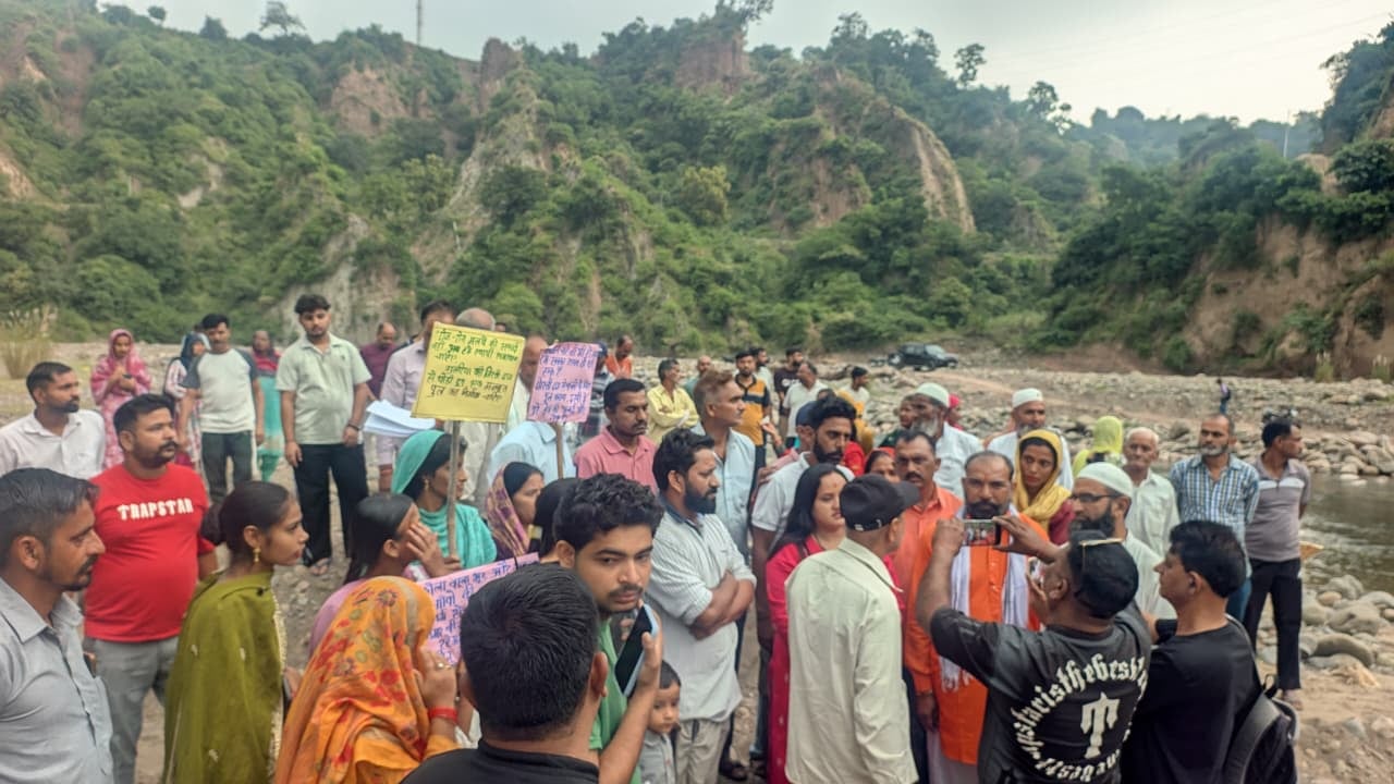 गुलरिया में नाहन-कौलावालाभूड़ सड़क बहाली की मांग को लेकर पंचायत प्रधान व स्थानीय लोग। स्रोत : 