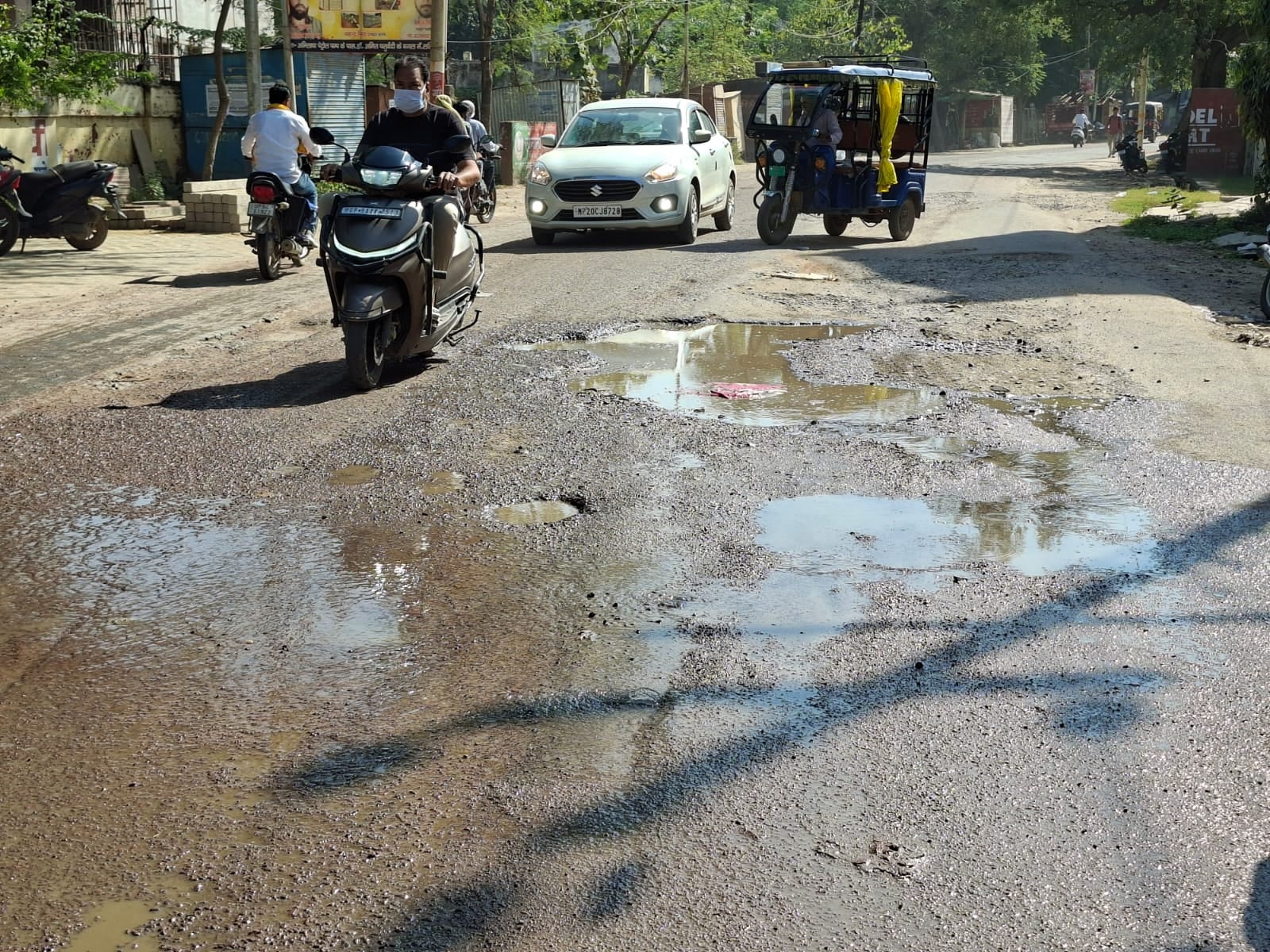 गल्ला मंडी के सामने पाइपलाइन लीकेज से गली में फैलता पानी व गहरे गड्ढे में धुसा बच्चे का पैर