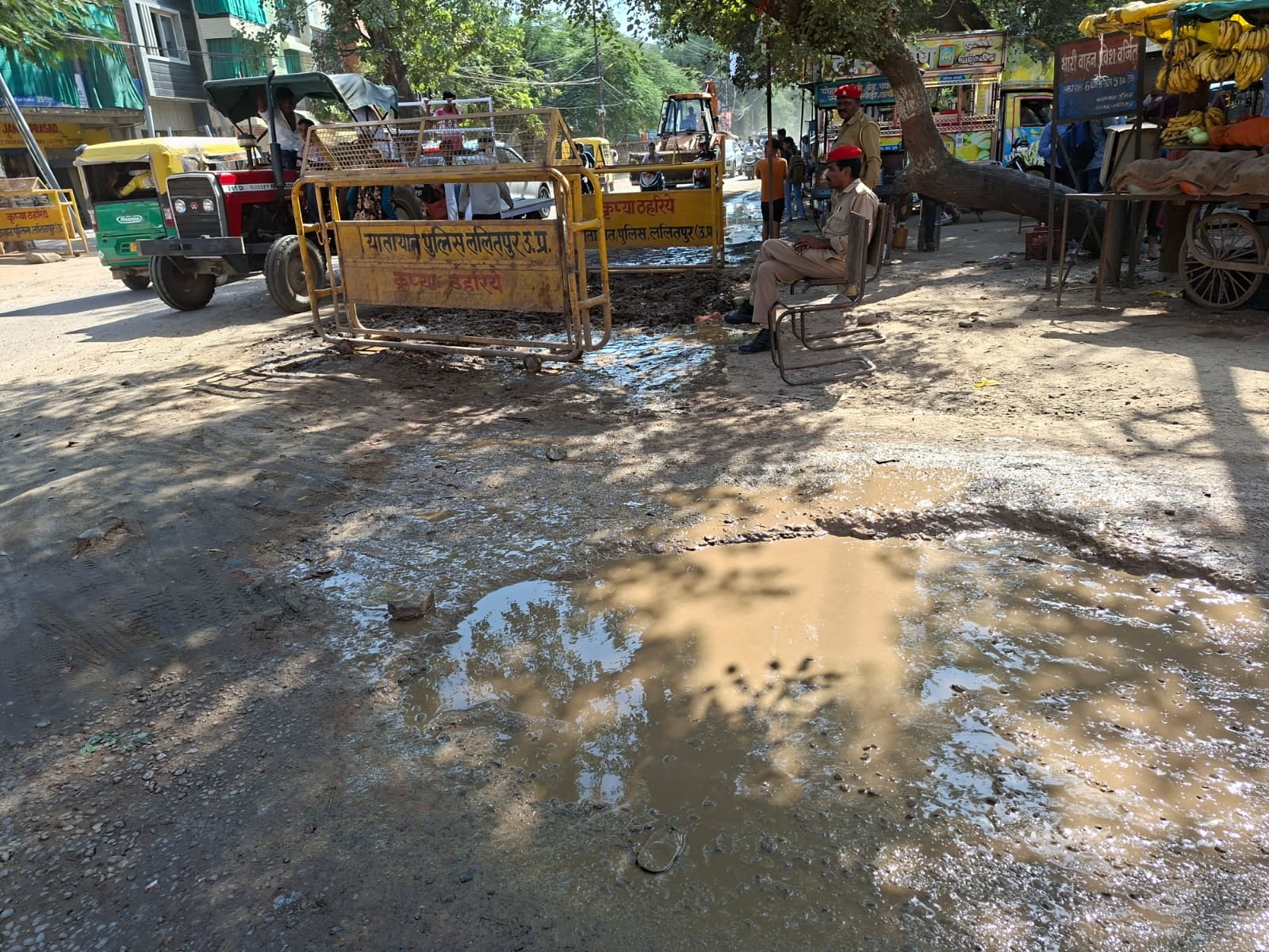 गल्ला मंडी के सामने पाइपलाइन लीकेज से गली में फैलता पानी व गहरे गड्ढे में धुसा बच्चे का पैर
