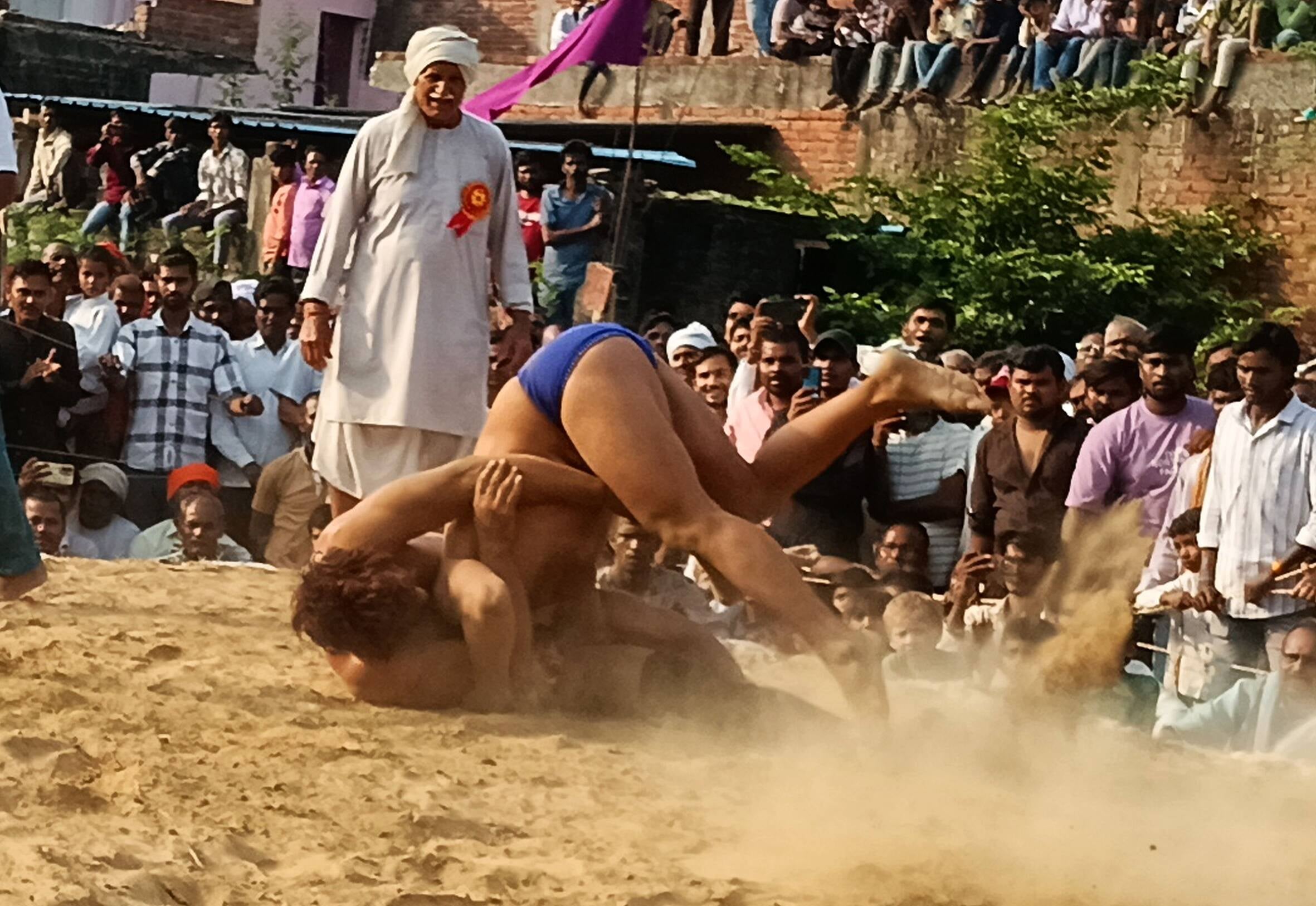 गुरूबख्शगंज के अवधेश्वर विद्यालय परिसर में आयोजित दंगल प्रतियोगिता में जीत के लिए दांवपेंच लगान गुरूबख्शगंज के अवधेश्वर विद्यालय परिसर में आयोजित दंगल प्रतियोगिता में जीत के लिए दांवपेंच लगान