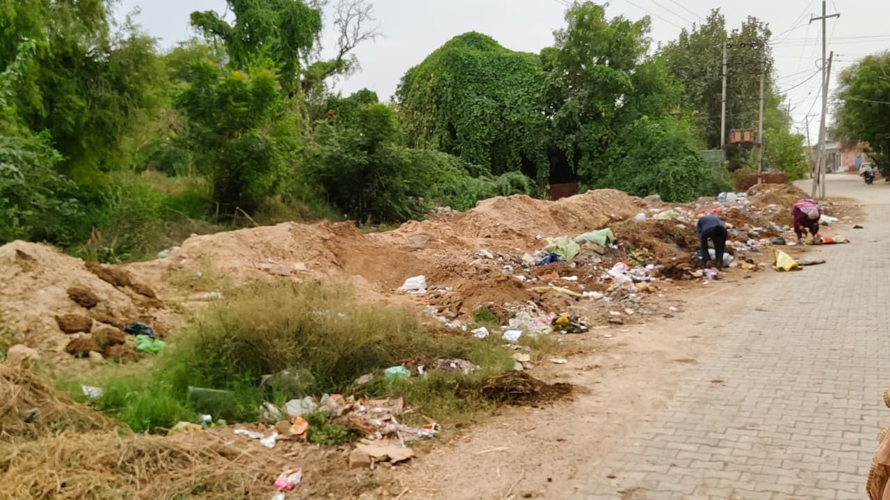गांव मताना में स्कूल की गली में फैली गंदगी। स्रोत ग्रामीण गांव मताना में स्कूल की गली में फैली गंदगी। स्रोत ग्रामीण
