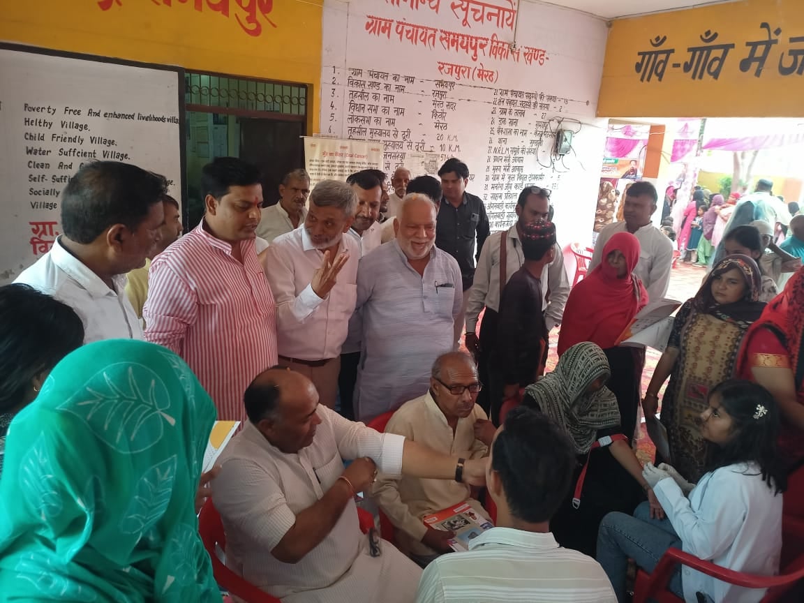 गांव समयपुर में आयोजित स्वास्थ्य सेवा शिविर में शिविर के आयोजक भाजपा के पूर्व विधायक सत्यवीर त् गांव समयपुर में आयोजित स्वास्थ्य सेवा शिविर में शिविर के आयोजक भाजपा के पूर्व विधायक सत्यवीर त्