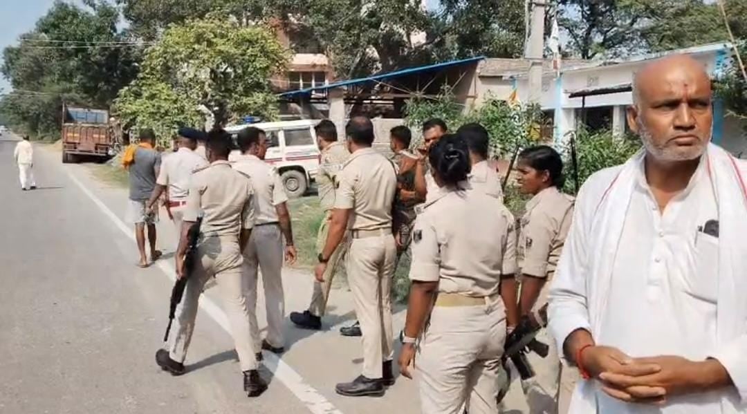 घटना स्थल पर जुटे ग्रामीण और पुलिस बल घटना स्थल पर जुटे ग्रामीण और पुलिस बल