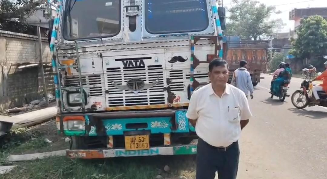 घटना स्थल पर जुटे ग्रामीण और पुलिस बल घटना स्थल पर जुटे ग्रामीण और पुलिस बल