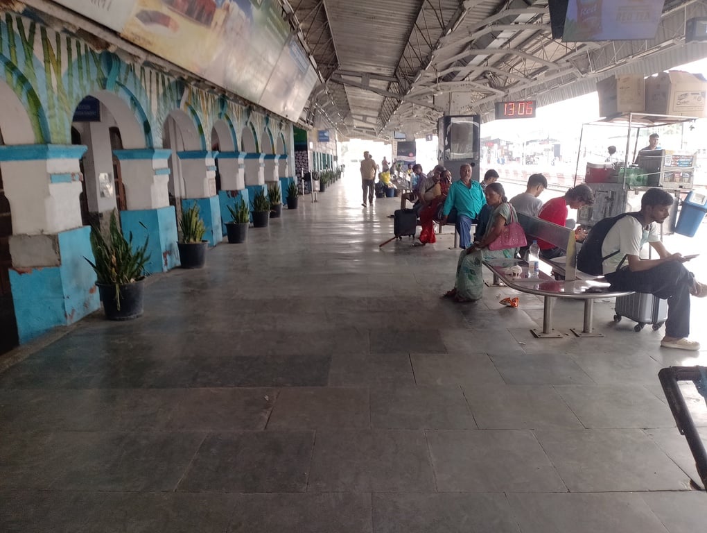 हाईवे पर हल्दाना बाॅर्डर के नजदीक वाहनों पर नजर रखते पुलिस टीम। संवाद हाईवे पर हल्दाना बाॅर्डर के नजदीक वाहनों पर नजर रखते पुलिस टीम। संवाद
