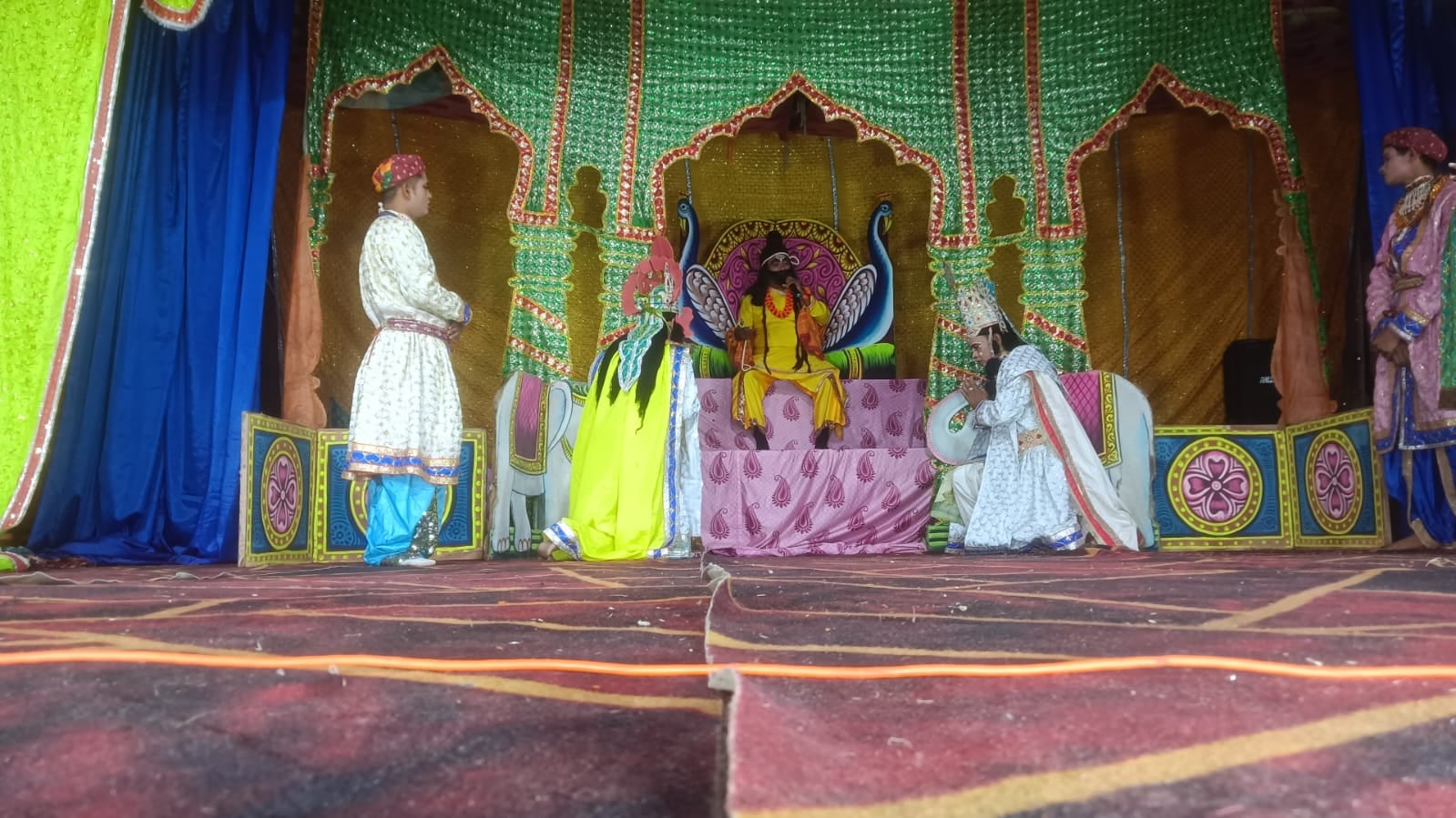 हस्तिनापुर में रामलीला मंचन करते कलाकार स्रोत संवाद हस्तिनापुर में रामलीला मंचन करते कलाकार स्रोत संवाद