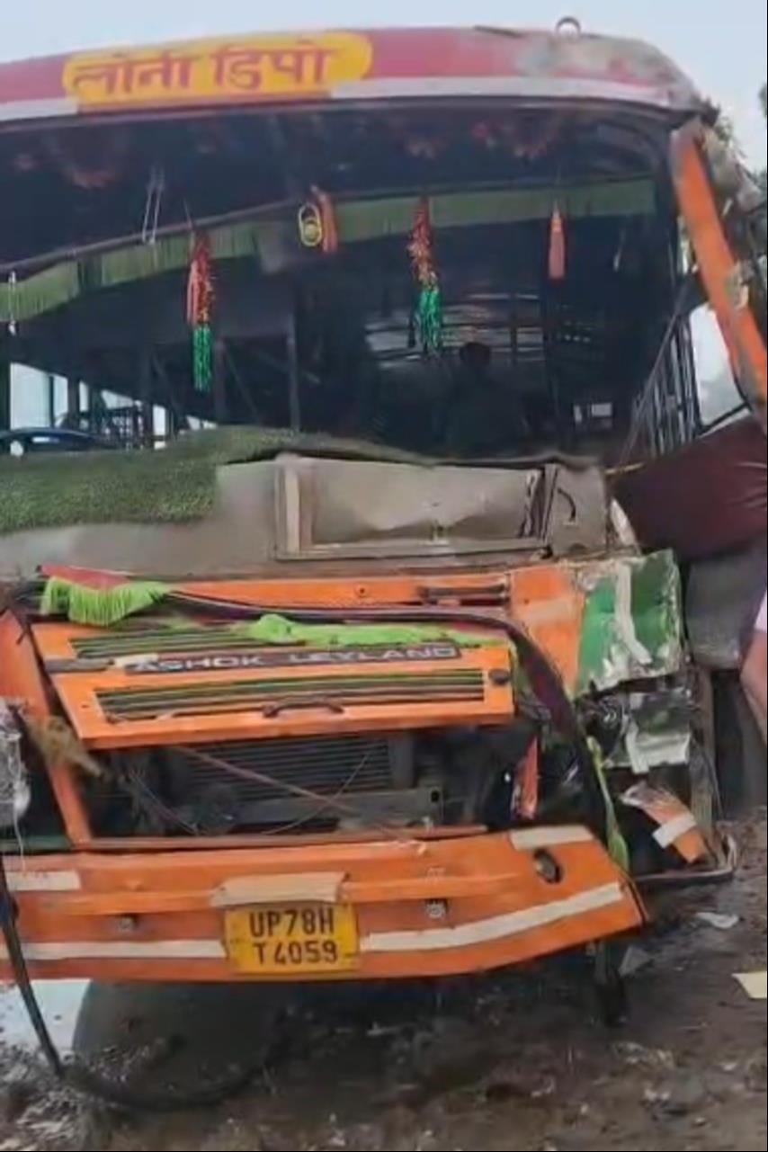 हादसे के बाद साधन का इंतजार करतीं सवारियां, क्षतिग्रस्त बस व सड़क पर बिखरा पड़ा गेहूं। हादसे के बाद साधन का इंतजार करतीं सवारियां, क्षतिग्रस्त बस व सड़क पर बिखरा पड़ा गेहूं।