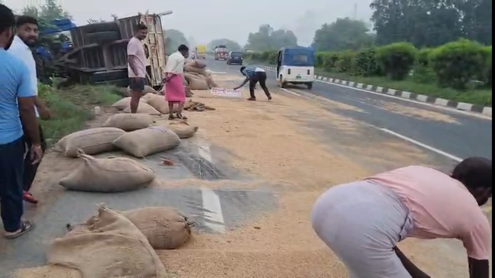 हादसे के बाद साधन का इंतजार करतीं सवारियां, क्षतिग्रस्त बस व सड़क पर बिखरा पड़ा गेहूं। हादसे के बाद साधन का इंतजार करतीं सवारियां, क्षतिग्रस्त बस व सड़क पर बिखरा पड़ा गेहूं।