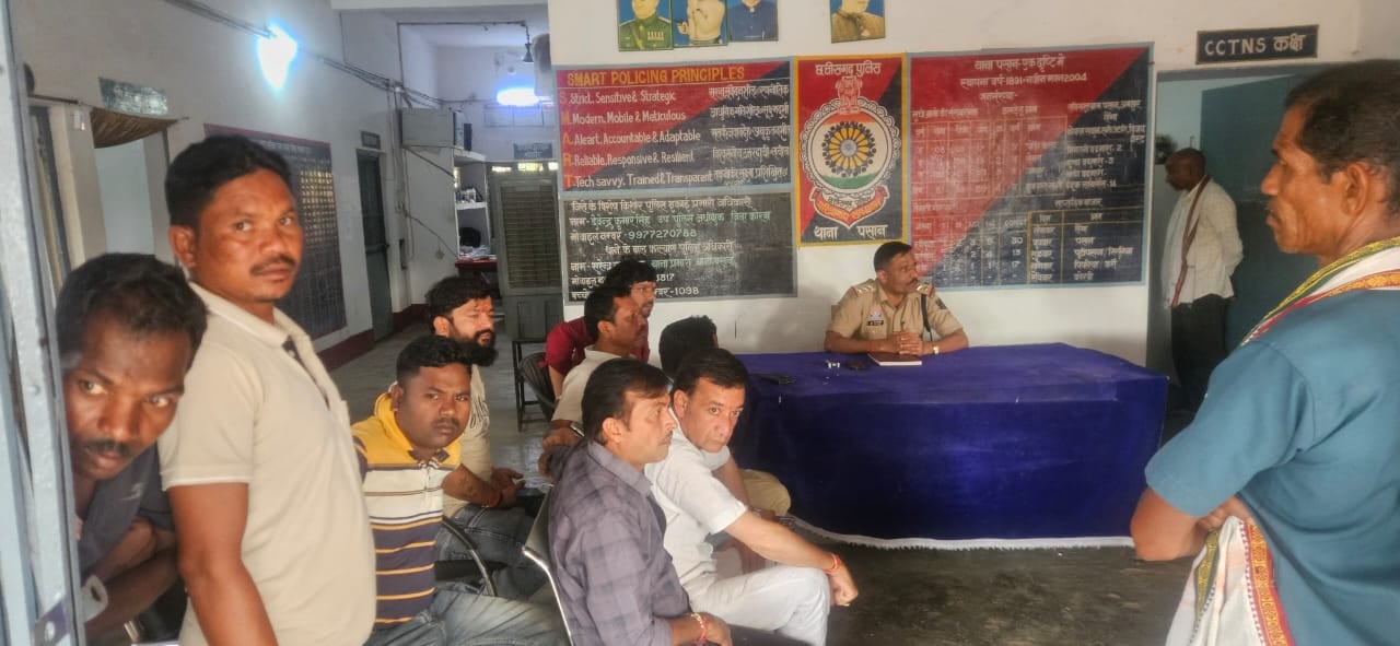 हाथियों का झुंड से दहशत,बच्चों का स्कूल हॉस्टल खाली,ग्रामीण छत पर सोने को मजबूर हाथियों का झुंड से दहशत,बच्चों का स्कूल हॉस्टल खाली,ग्रामीण छत पर सोने को मजबूर