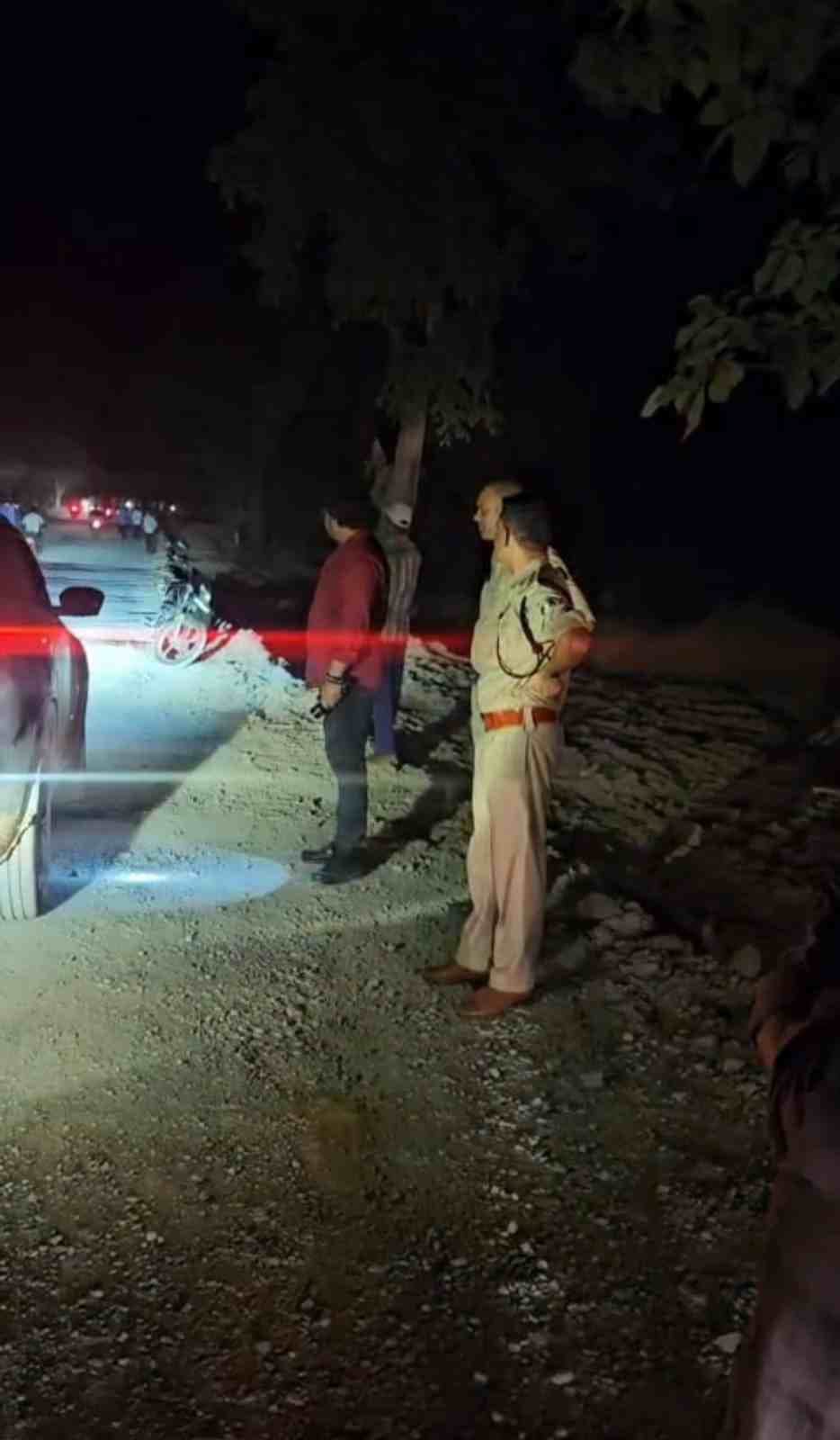 हाथियों का झुंड से दहशत,बच्चों का स्कूल हॉस्टल खाली,ग्रामीण छत पर सोने को मजबूर हाथियों का झुंड से दहशत,बच्चों का स्कूल हॉस्टल खाली,ग्रामीण छत पर सोने को मजबूर