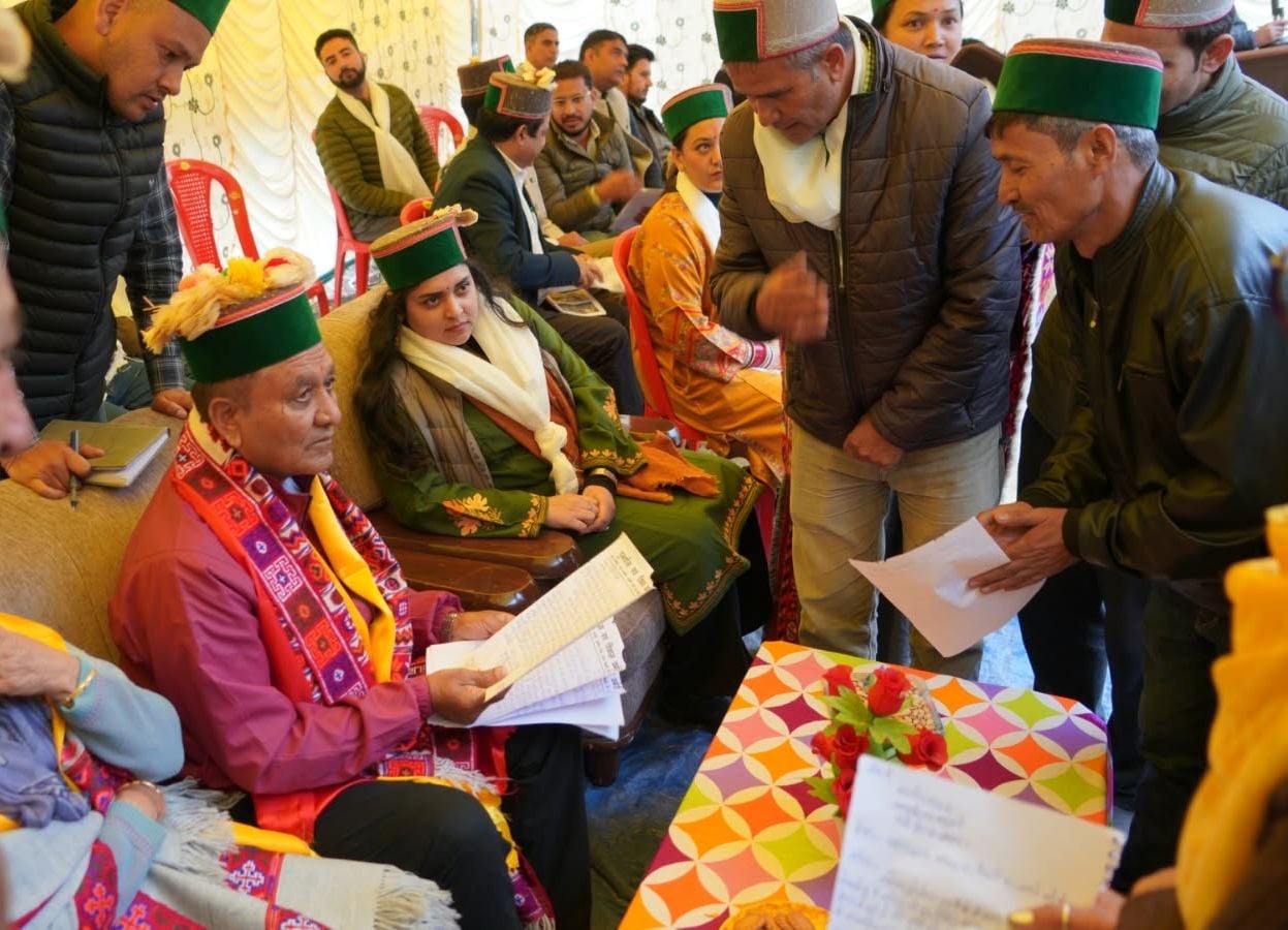 किन्नौर के कंडार गांव में मंत्री जगत सिंह नेगी ने विस्थापित परिवारों को बांटी मुआवजा राशि। स्रो किन्नौर के कंडार गांव में मंत्री जगत सिंह नेगी ने विस्थापित परिवारों को बांटी मुआवजा राशि। स्रो