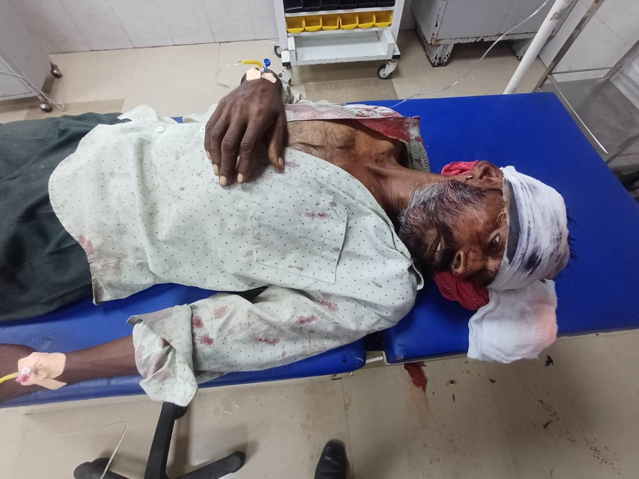 कैंट के नागरिक अस्पताल के बाहर घूमता आवारा सांड। संवाद