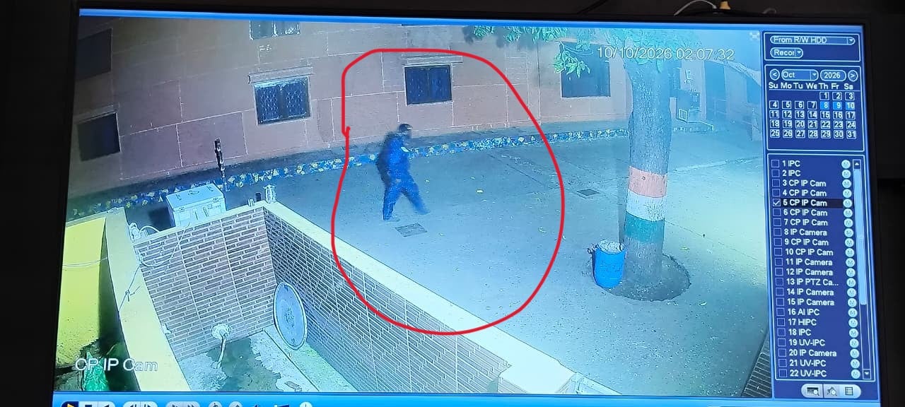 खुला पड़ा दानपात्र का ढक्कन व नकदी। संवाद खुला पड़ा दानपात्र का ढक्कन व नकदी। संवाद