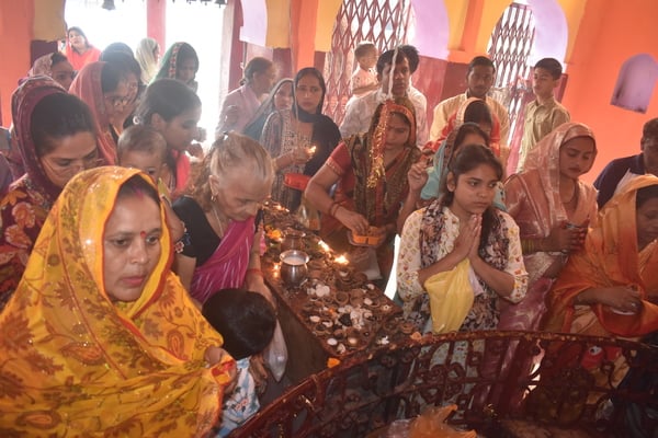 खुर्जा के श्रीनव दुर्गा शक्ति मंदिर में मां शैलपुत्री के स्वरूप में सजी माता की मूर्ति। संवाद खुर्जा के श्रीनव दुर्गा शक्ति मंदिर में मां शैलपुत्री के स्वरूप में सजी माता की मूर्ति। संवाद
