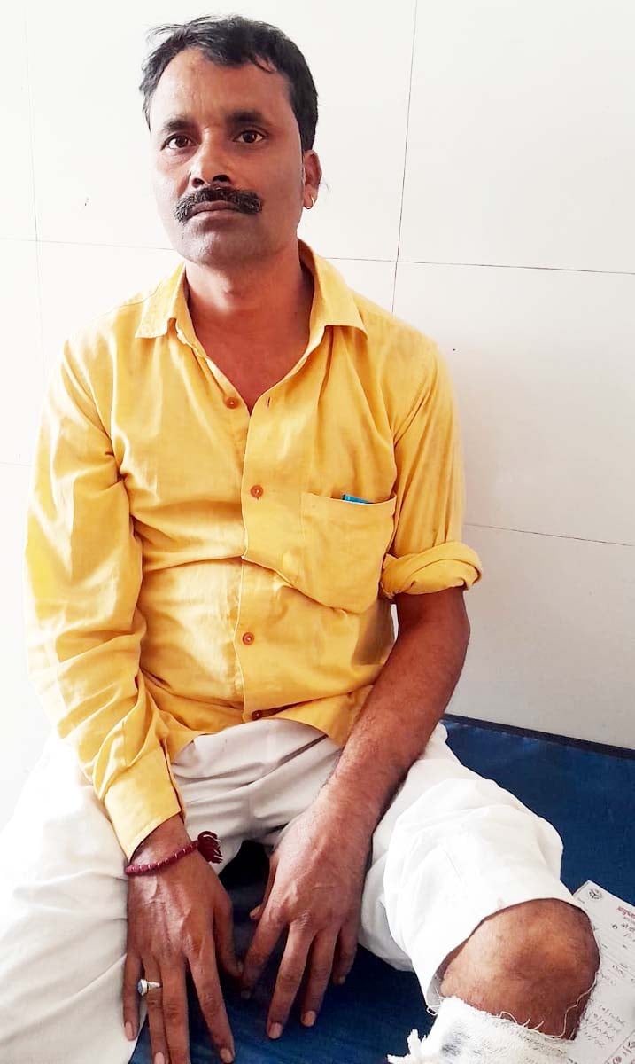 खुटार में कुत्ते को पकड़ती नगर पंचायत की टीम। संवाद खुटार में कुत्ते को पकड़ती नगर पंचायत की टीम। संवाद