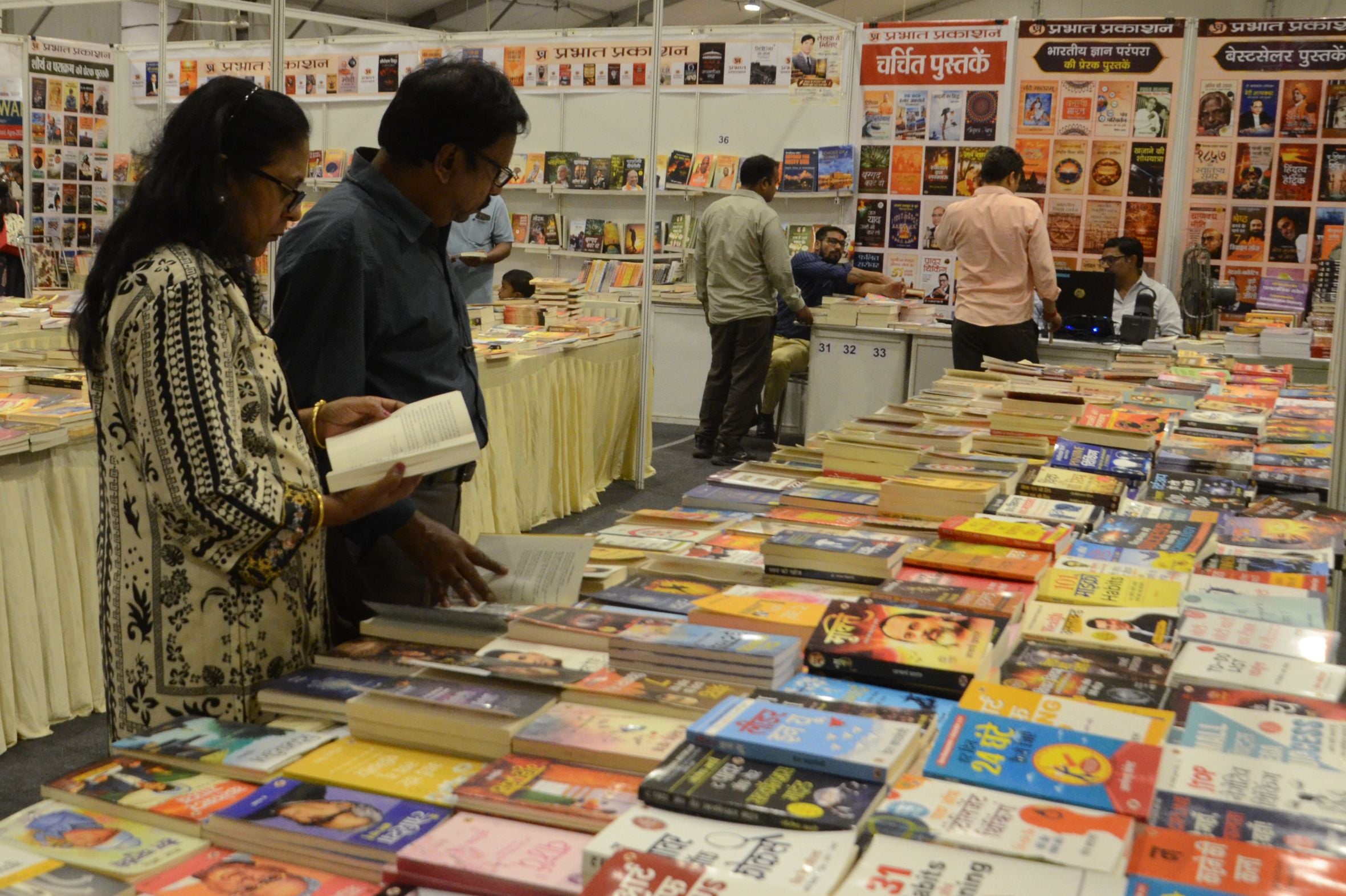 लखनऊ पुस्तक मेले में किताबों पर चर्चा, चिकित्सकों का सम्मान