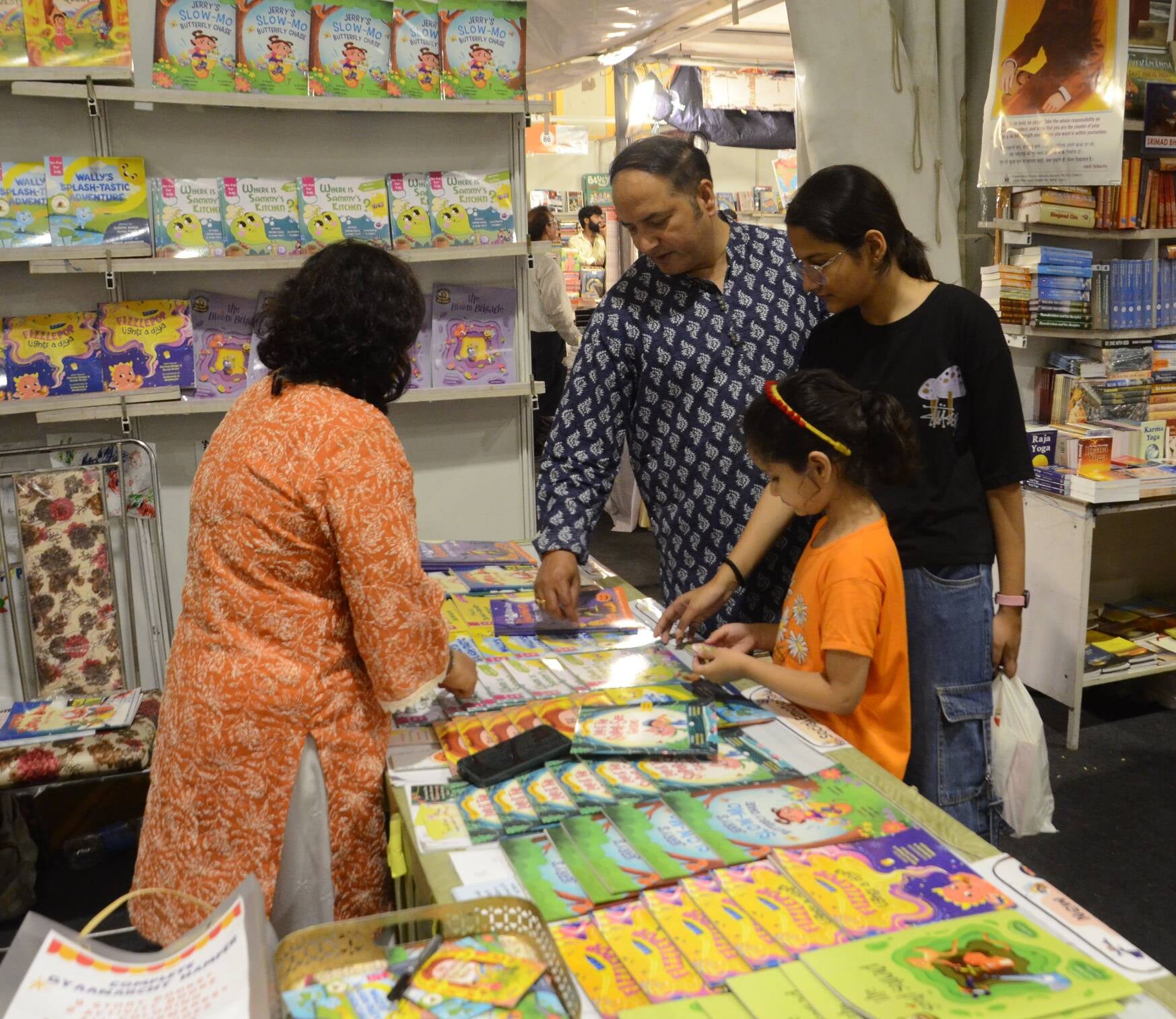 लखनऊ पुस्तक मेले में किताबों पर चर्चा, चिकित्सकों का सम्मान
