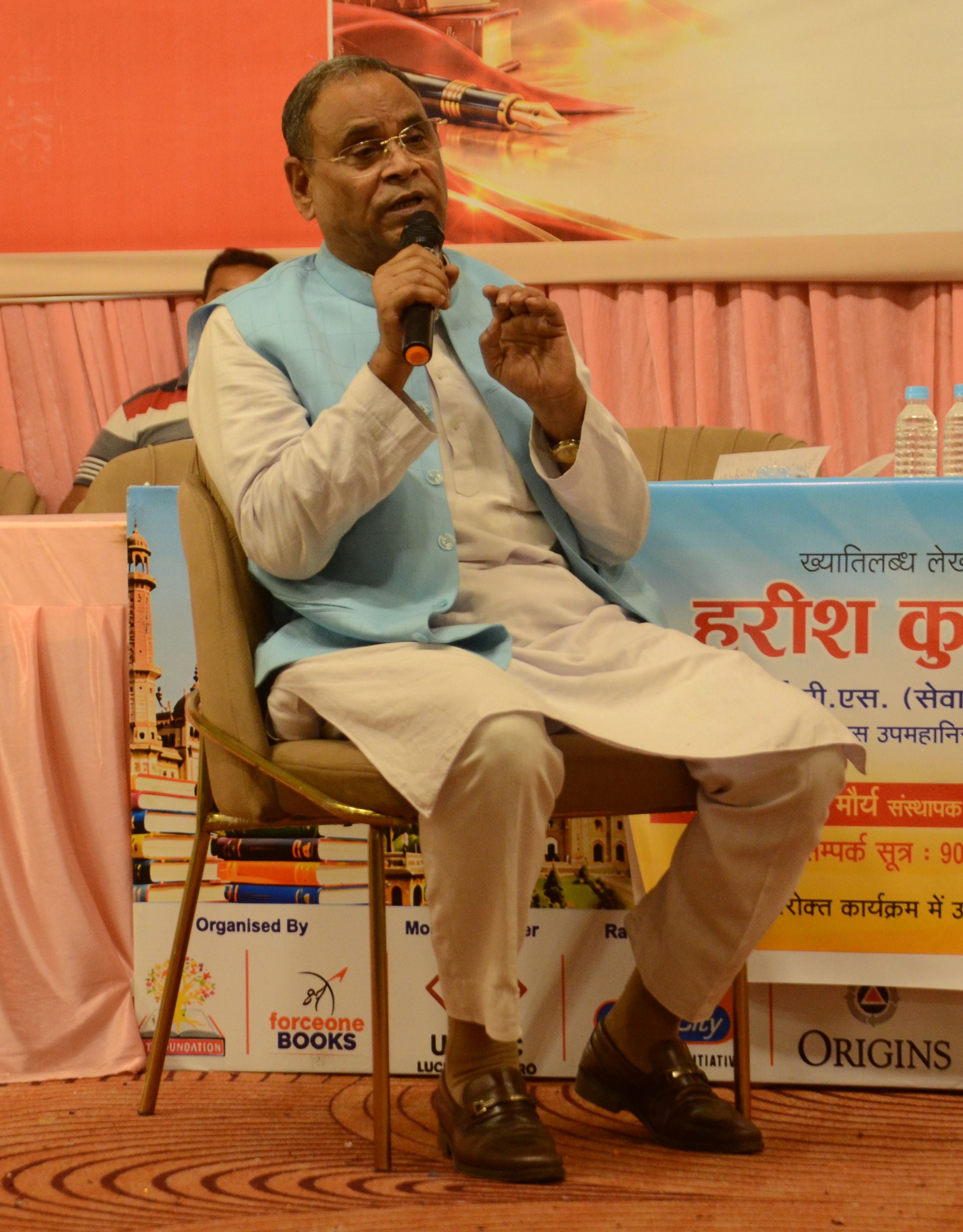 लखनऊ पुस्तक मेले में किताबों पर चर्चा, चिकित्सकों का सम्मान