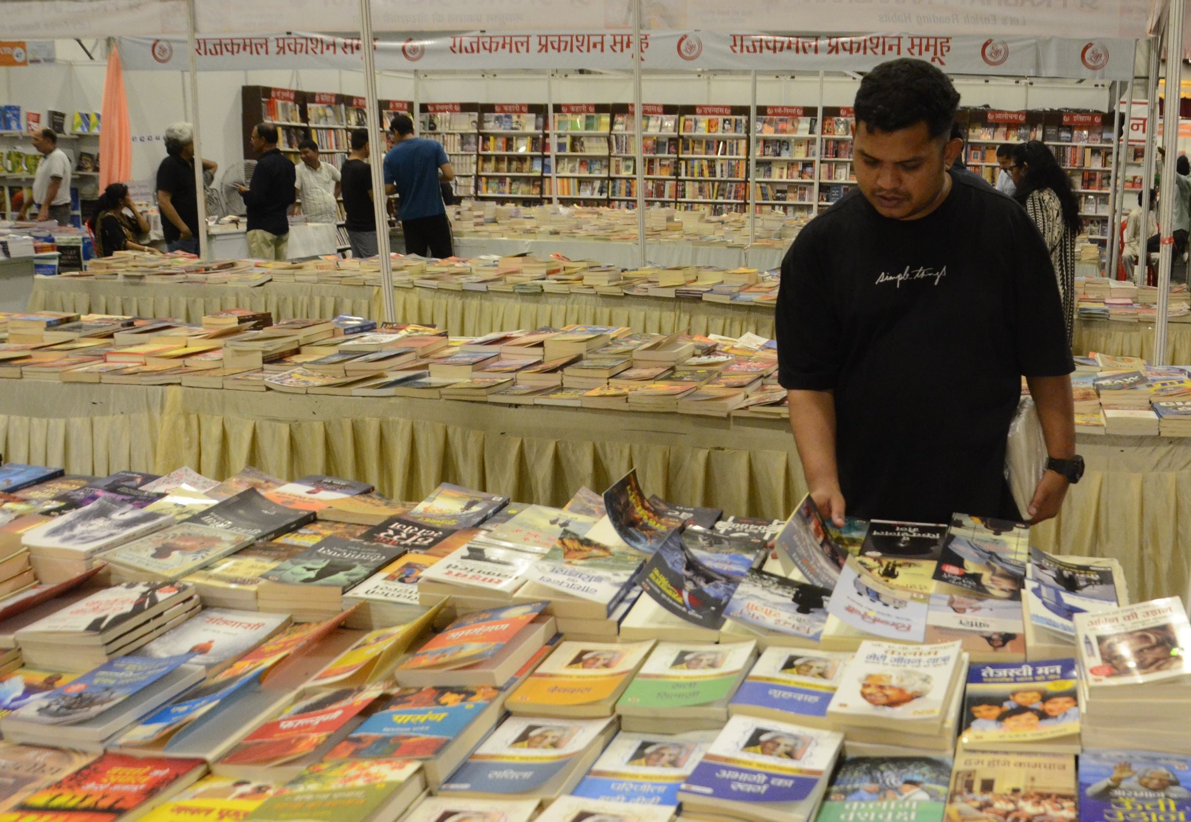 लखनऊ पुस्तक मेले में किताबों पर चर्चा, चिकित्सकों का सम्मान