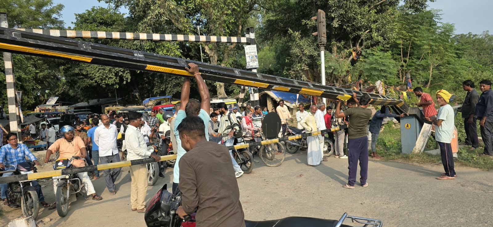 लालगोपालगंज में बस की टक्कर से टूटा 15सी निंदूरा क्रासिंग का बूम लालगोपालगंज में बस की टक्कर से टूटा 15सी निंदूरा क्रासिंग का बूम