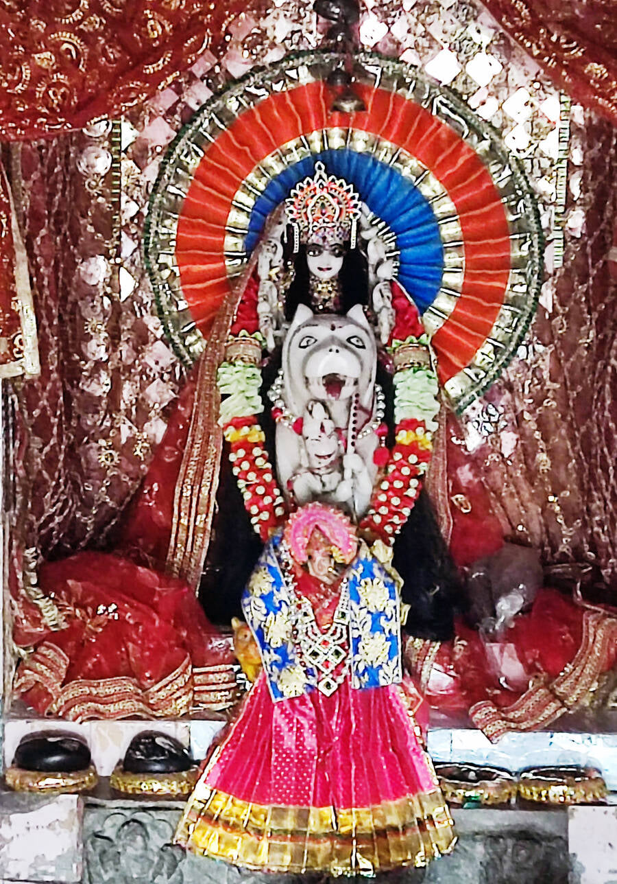 मां कात्यायनी पीठ में मां के श्रृंगार को अंतिम रूप देते पुजारी अनिरुद्ध गौतम। संवाद मां कात्यायनी पीठ में मां के श्रृंगार को अंतिम रूप देते पुजारी अनिरुद्ध गौतम। संवाद