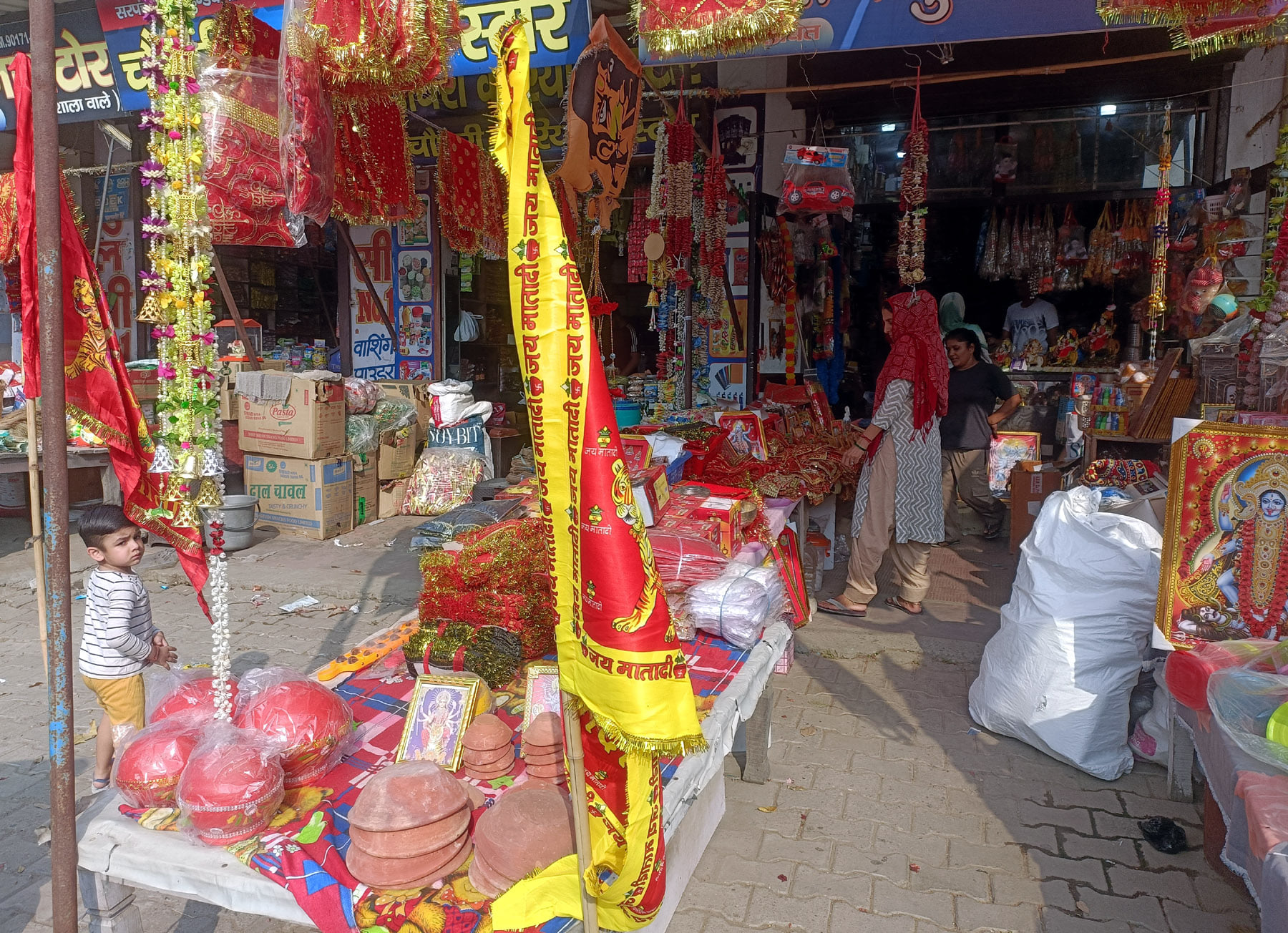 मां कात्यायनी पीठ में मां के श्रृंगार को अंतिम रूप देते पुजारी अनिरुद्ध गौतम। संवाद मां कात्यायनी पीठ में मां के श्रृंगार को अंतिम रूप देते पुजारी अनिरुद्ध गौतम। संवाद