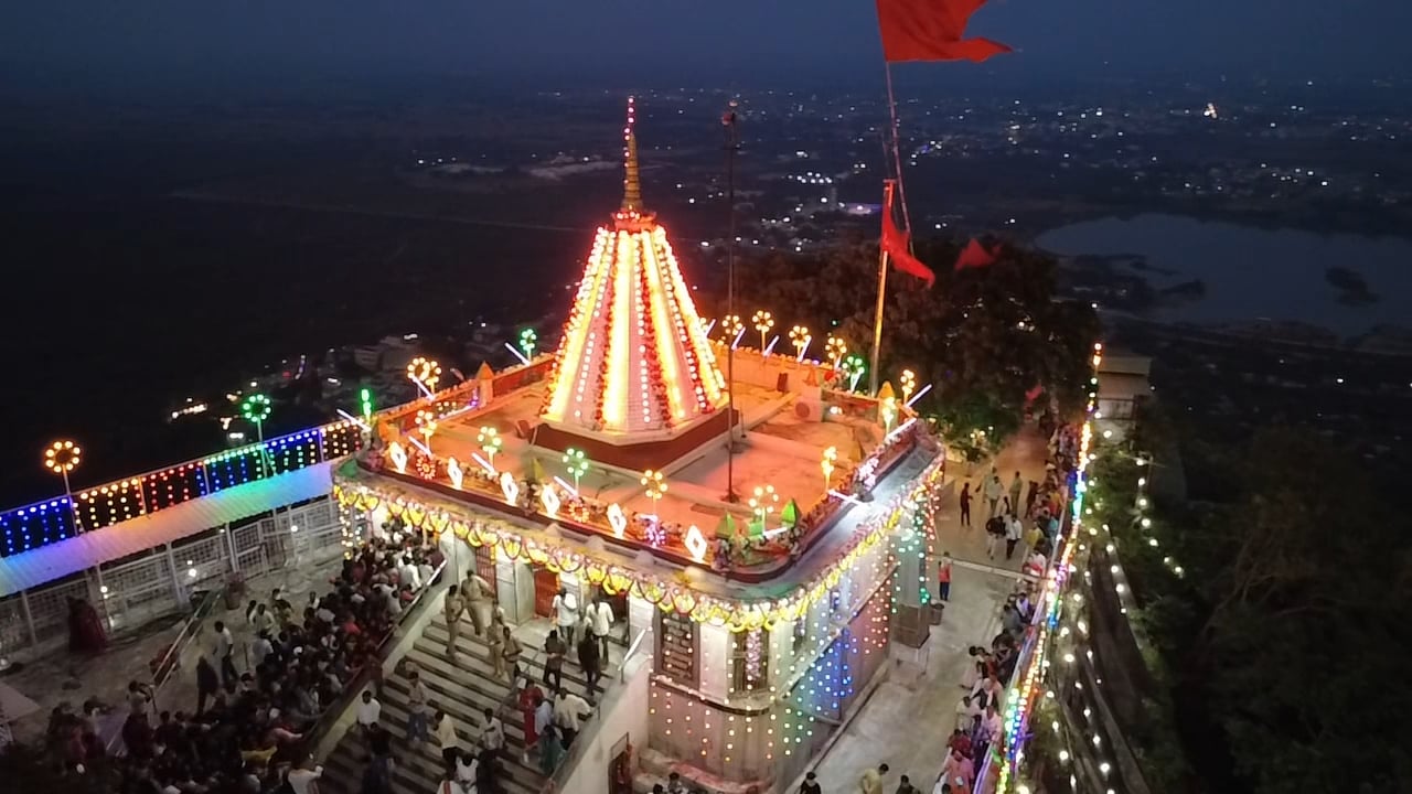 मां शारदा के दरबार पर उमड़ी भीड़