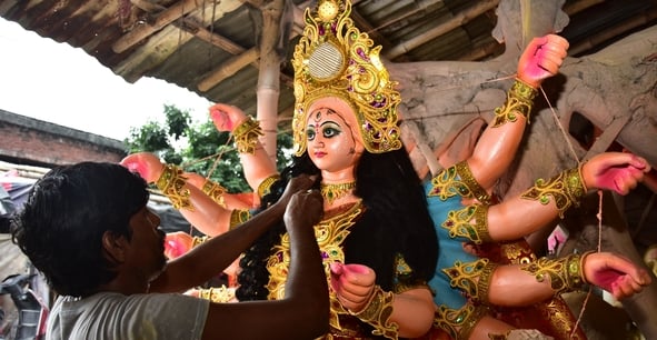 मां दुर्गा की प्रतिमा को अंतिम रूप दिया जा रहा है। मां दुर्गा की प्रतिमा को अंतिम रूप दिया जा रहा है।