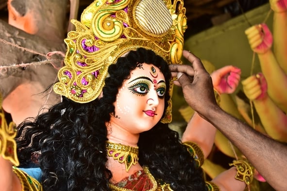 मां दुर्गा की प्रतिमा को अंतिम रूप दिया जा रहा है। मां दुर्गा की प्रतिमा को अंतिम रूप दिया जा रहा है।