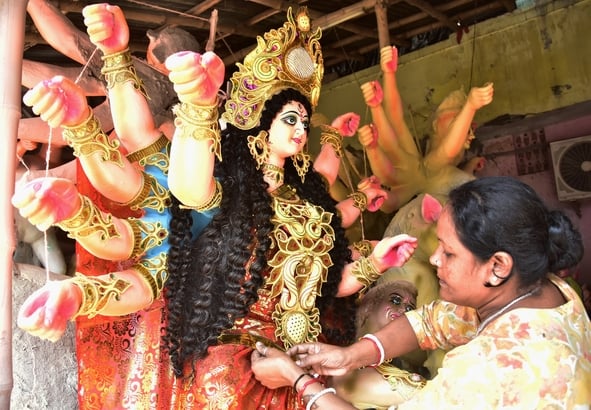 मां दुर्गा की प्रतिमा को अंतिम रूप दिया जा रहा है। मां दुर्गा की प्रतिमा को अंतिम रूप दिया जा रहा है।