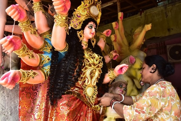 मां दुर्गा की प्रतिमा को अंतिम रूप दिया जा रहा है। मां दुर्गा की प्रतिमा को अंतिम रूप दिया जा रहा है।