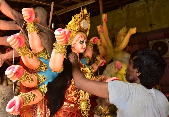 मां दुर्गा की प्रतिमा को अंतिम रूप दिया जा रहा है। मां दुर्गा की प्रतिमा को अंतिम रूप दिया जा रहा है।