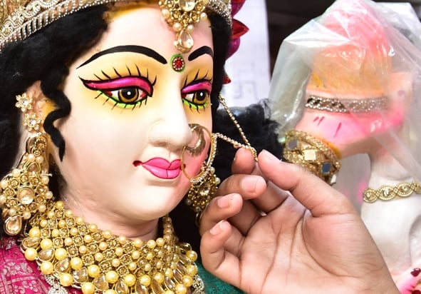 मां दुर्गा की प्रतिमा को अंतिम रूप दिया जा रहा है। मां दुर्गा की प्रतिमा को अंतिम रूप दिया जा रहा है।